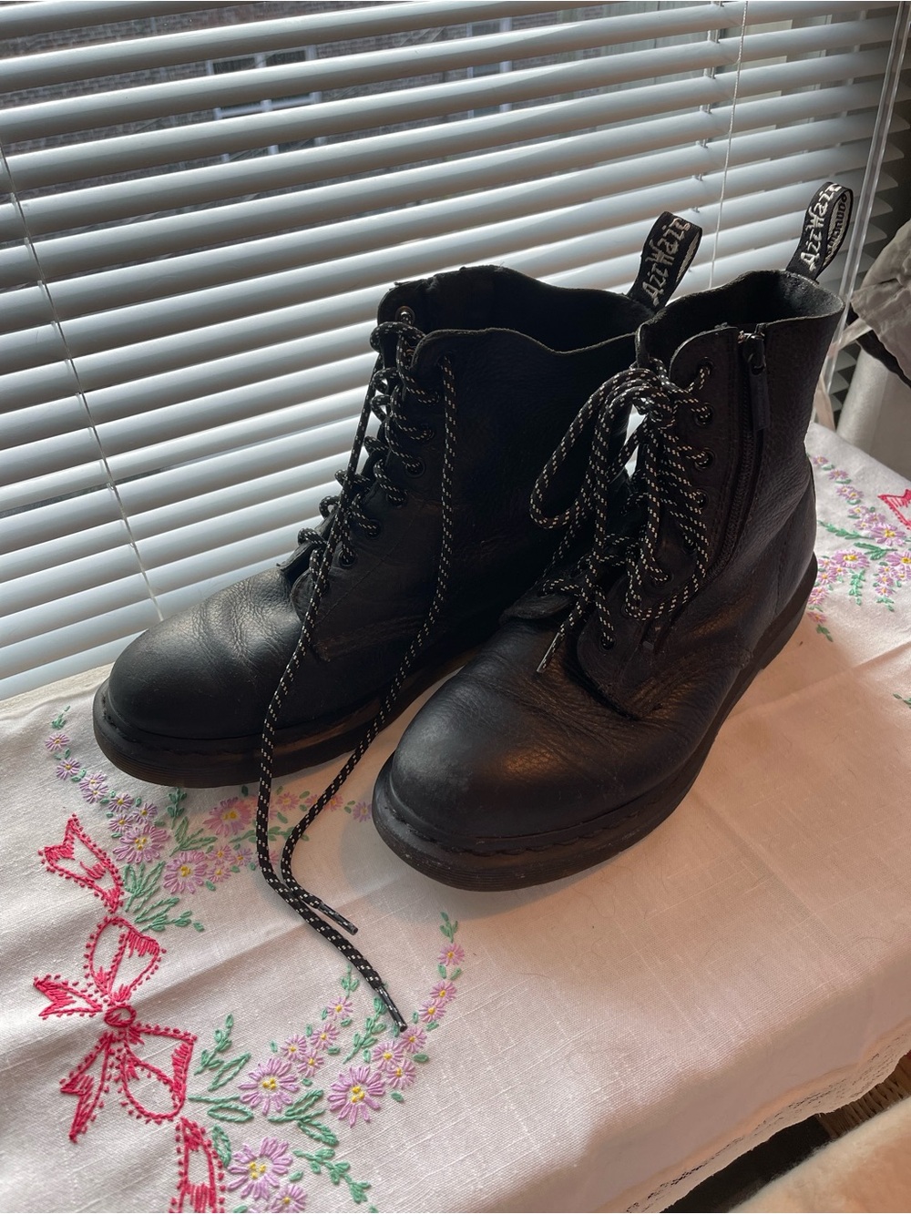 Soft leather Dr. martens with zipper